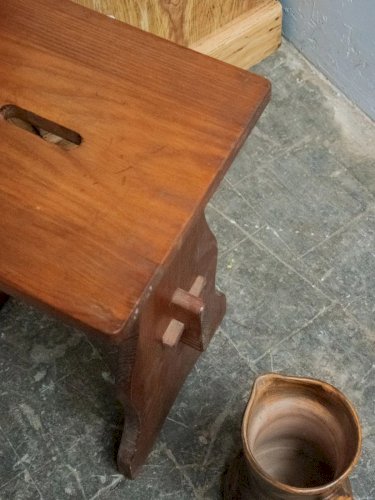 Regis, le petit tabouret en bois N°692