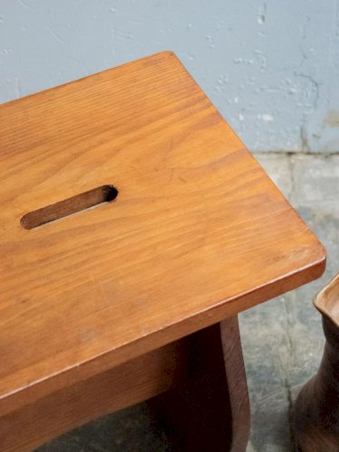 Regis, le petit tabouret en bois N°692