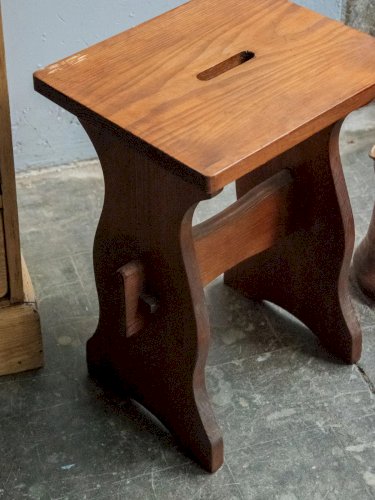 Regis, le petit tabouret en bois N°692