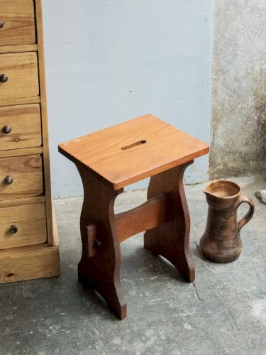 Regis, le petit tabouret en bois N°692