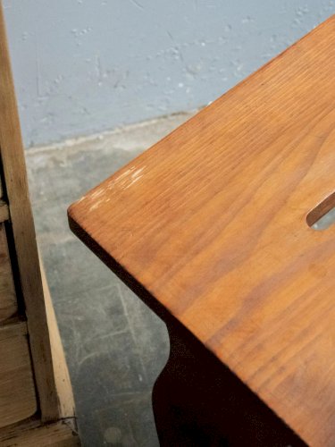 Regis, le petit tabouret en bois N°692