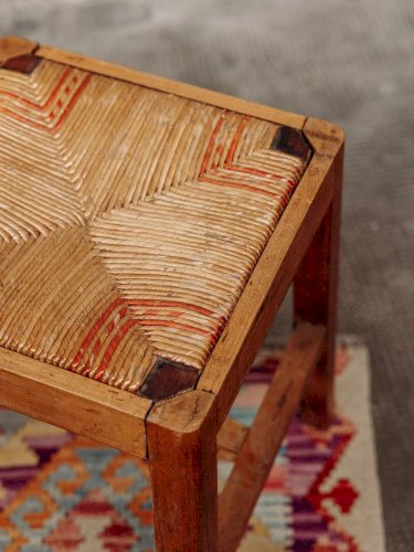 Regis, le petit tabouret en paille N°95