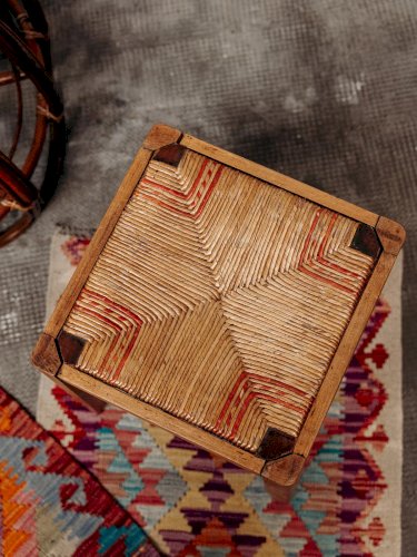 Regis, le petit tabouret en paille N°95