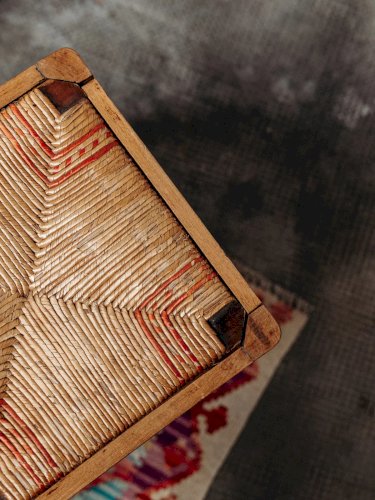 Regis, le petit tabouret en paille N°95