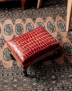 Regis, the wooden and faux leather footrest No. 718