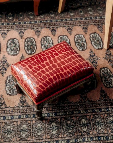 Regis, le repose-pied en bois et simili N°718