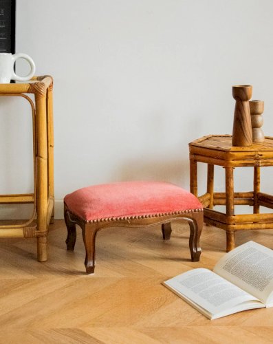 Regis, le repose-pied en bois et tissu N°829