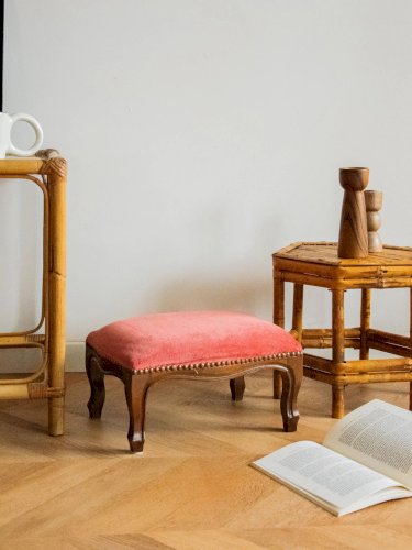 Regis, le repose-pied en bois et tissu N°829