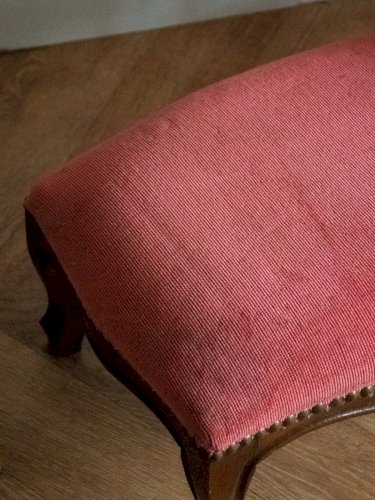 Regis, le repose-pied en bois et tissu N°829