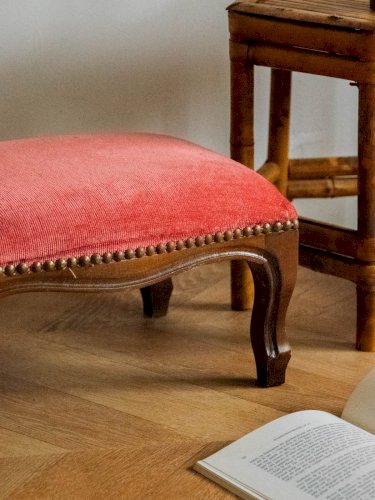 Regis, le repose-pied en bois et tissu N°829