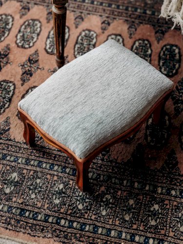 Regis, le repose-pied en tissu N°717