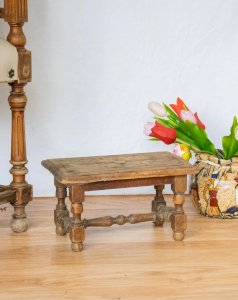 Regis, the wooden footrest No. 757