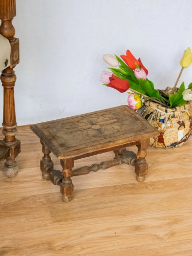 Regis, le repose-pieds en bois N°757