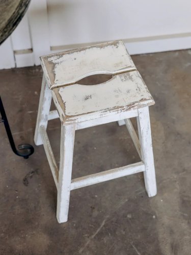 Regis, le tabouret blanc en bois N°495