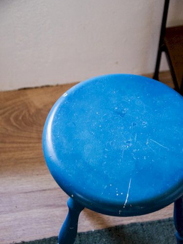 Regis, le tabouret bleu N°585