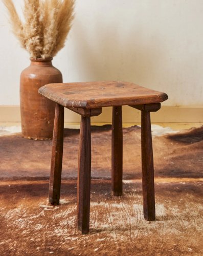 Regis, le tabouret brutaliste en bois N°826