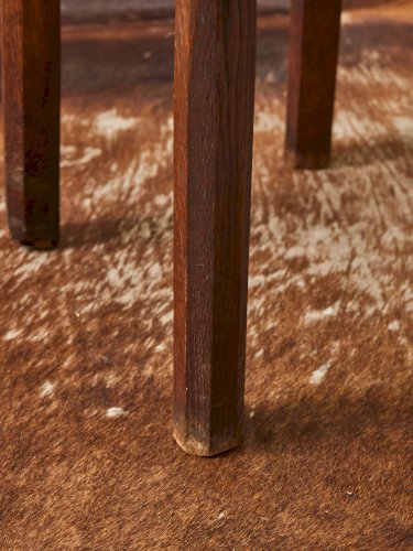 Regis, le tabouret brutaliste en bois N°826