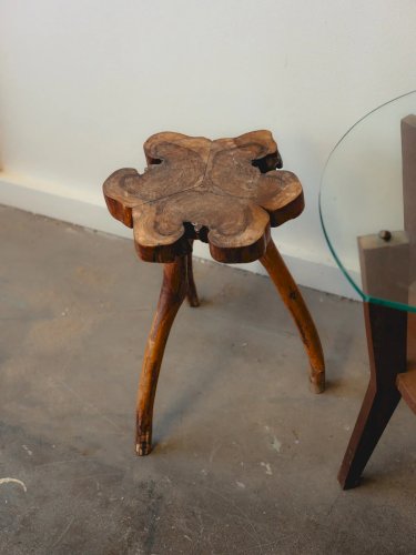 Regis, le tabouret brutaliste en bois N°846