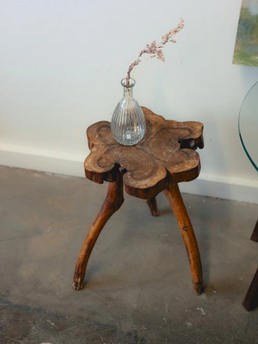 Regis, le tabouret brutaliste en bois N°846