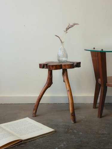 Regis, le tabouret brutaliste en bois N°846