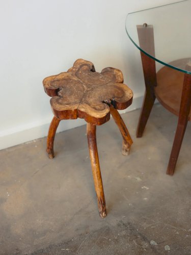 Regis, le tabouret brutaliste en bois N°846