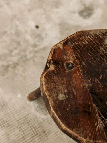 Regis, le tabouret brutaliste N°564