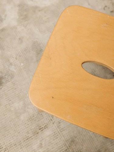 Regis, le tabouret carré en bois N°562