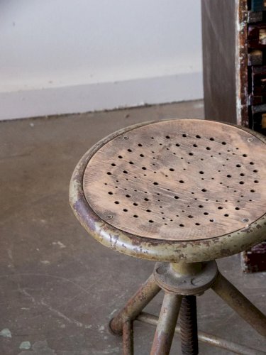 Regis, le tabouret d'atelier en métal N°631