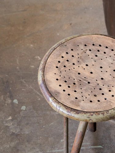 Regis, le tabouret d'atelier en métal N°631