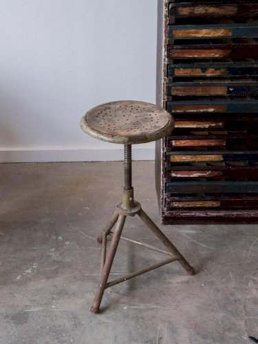 Regis, le tabouret d'atelier en métal N°631