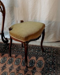 Regis, le tabouret en bois et tissu N°719