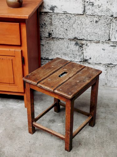 Regis, le tabouret en bois foncé N°488