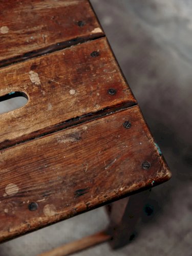 Regis, le tabouret en bois foncé N°488