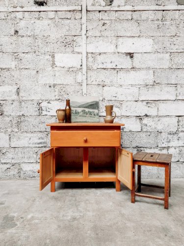 Regis, le tabouret en bois foncé N°488