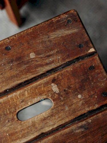 Regis, le tabouret en bois foncé N°488