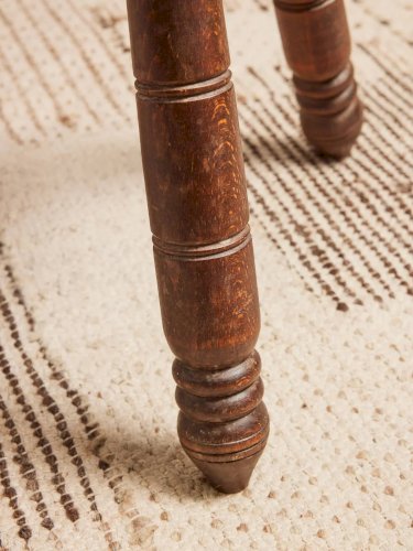 Regis, le tabouret en bois foncé N°818