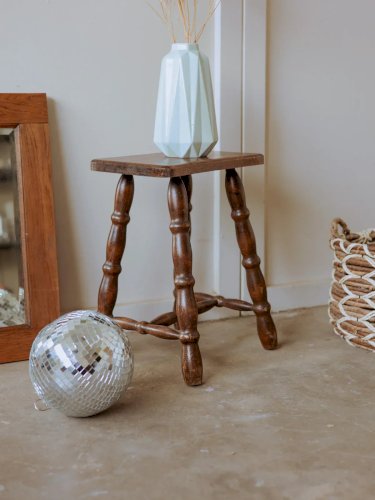 Regis, le tabouret en bois foncé N°844