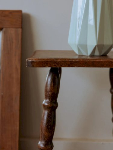 Regis, le tabouret en bois foncé N°844