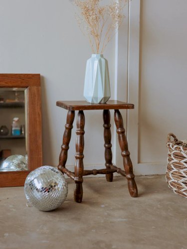 Regis, le tabouret en bois foncé N°844