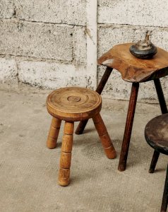 Regis, le tabouret en bois gravé N°411