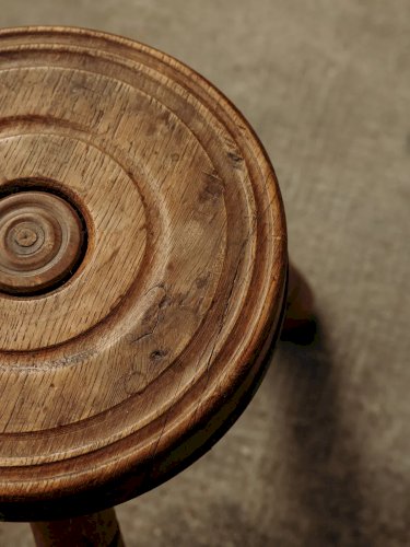 Regis, le tabouret en bois gravé N°411