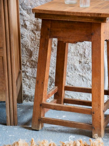 Regis, le tabouret en bois massif N°349