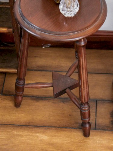 Regis, le tabouret en bois N°589