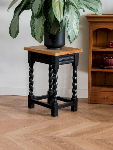 Regis, le tabouret en bois N°672