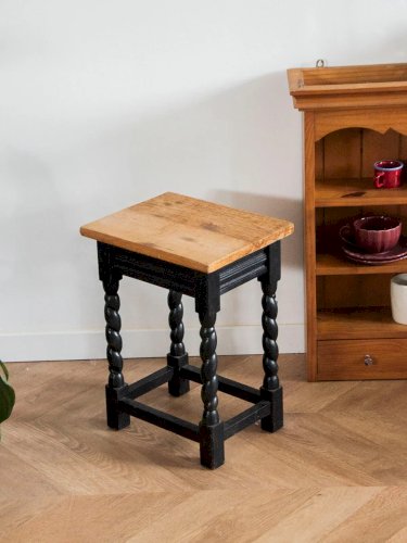 Regis, le tabouret en bois N°672