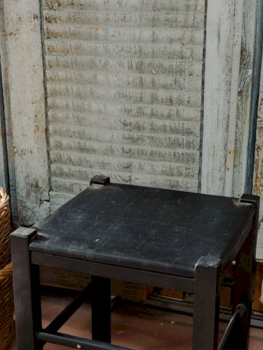 Regis, le tabouret en bois N°675