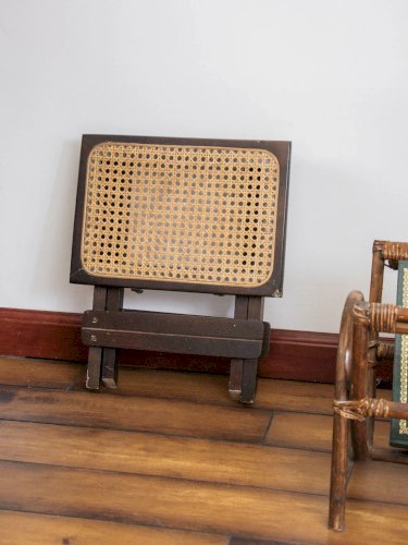 Regis, le tabouret en cannage N°590