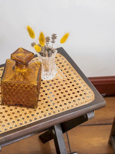 Regis, le tabouret en cannage N°590