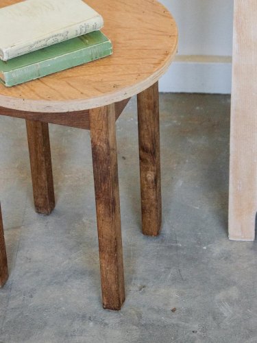 Regis, le tabouret en chêne N°431