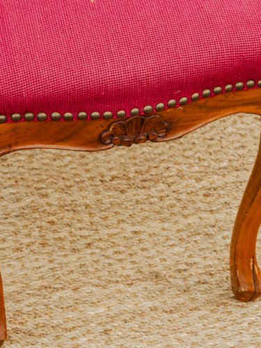 Regis, le tabouret en tissu brodé N°742